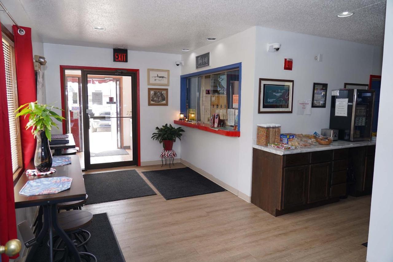 Model Towne Inn Motel Gwinn Экстерьер фото