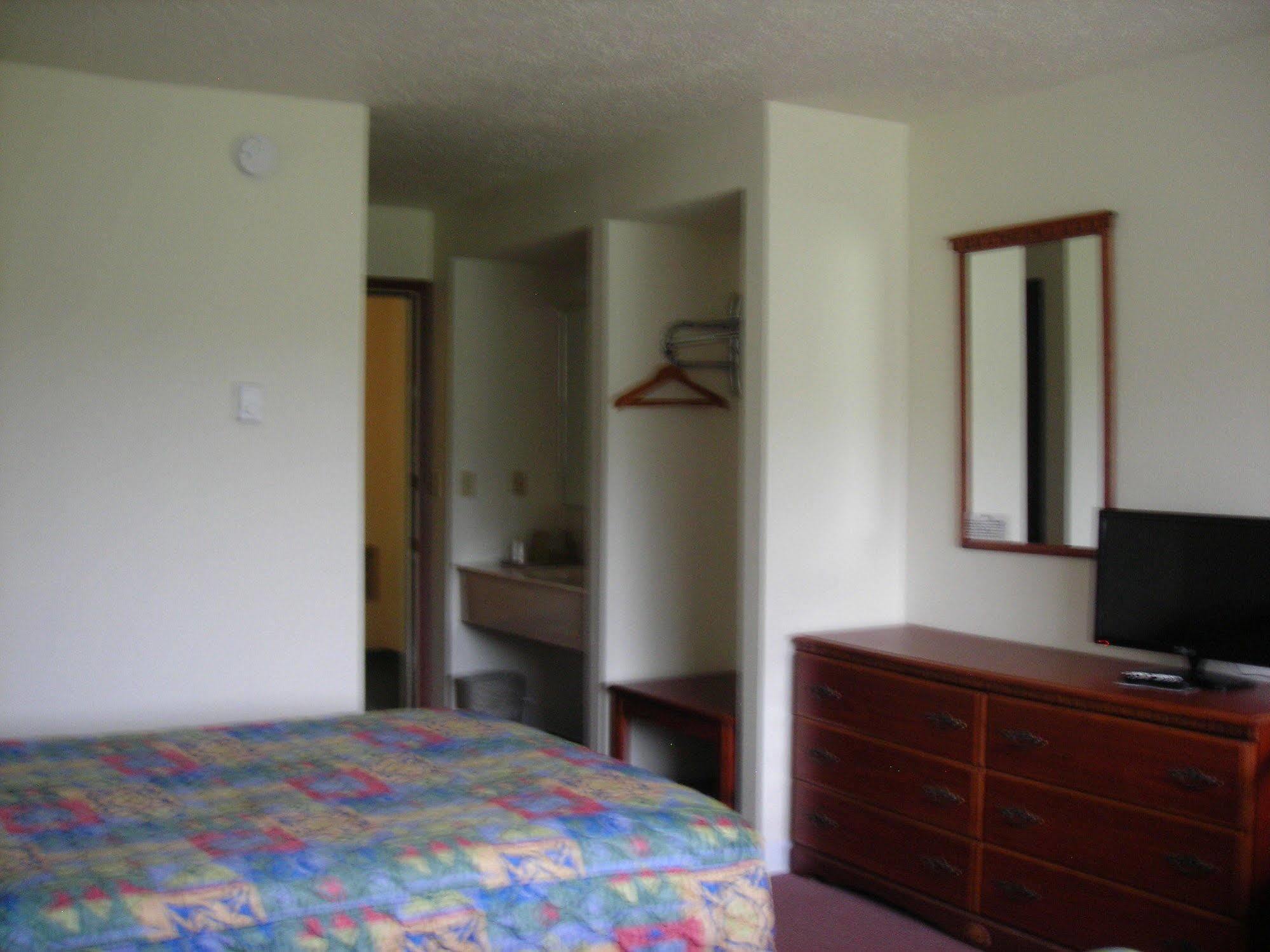 Model Towne Inn Motel Gwinn Экстерьер фото