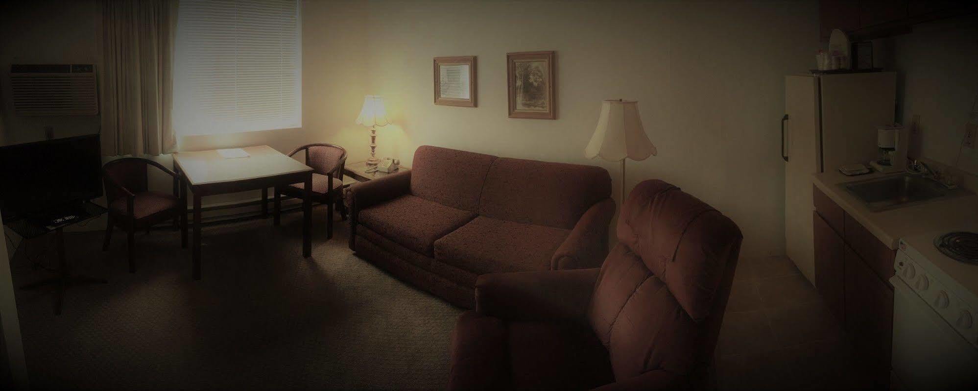 Model Towne Inn Motel Gwinn Экстерьер фото